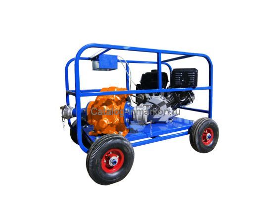 Мотопомпа ТАНКЕР-Ш
с автоматическим сцеплениемБензиновая мотопомпа ТАНКЕР-Ш 55 АИ, оснащенная шестеренчатым насосом, предназначена для перекачки густых и вязких жидкостей с вязкостью до 2000 сСт, включая отработанное и чистое масло, базовые масла, смазочные жидкости, сырую нефть, дизельное топливо, мазут, жидкое мыло, клей и смолы. 

Устройство оснащено 2-х колесным шасси, которое по желанию можно дооснастить дополнительными 4 колесами с шинами R 13. Чугунные компоненты насоса изготавливаются в городе Касли, Челябинской области, с возможностью производства корпуса из нержавеющей стали. Мотопомпа способна перекачивать жидкости при температурах от -40°С до +300°С и имеет высоту самовсасывания до 5 метров.

По индивидуальному запросу мотопомпа может быть укомплектована бензиновыми и дизельными двигателями различных марок, включая LIFAN, HONDA, LOMBARDINI DIESEL, KAWASAKI и другие. Дополнительно доступны опции:

- электростартер;
- аккумулятор с площадкой для установки;
- топливный фильтр;
- напорно-всасывающие рукава;
- увеличенные колеса (до 300 мм);
- увеличенный топливный бак;
- воздушный подогреватель;
- автономный счетчик моточасов;
- автоматическое сцепление для работы на холостом ходу.

Мотопомпы для перекачивания масел и вязких жидкостей могут использоваться в следующих областях:

- как резервное насосное оборудование на складах нефтепродуктов, в гаражах, на полях и в промышленных зонах с соблюдением всех мер безопасности;
- для перекачивания нефтепродуктов из резервуаров в автоцистерны или аварийные ёмкости;
- в качестве основного или резервного насоса на предприятиях нефтехимической, химической, пищевой и целлюлозно-бумажной промышленности.

Если вы заинтересованы в приобретении